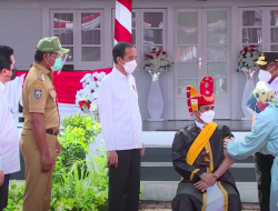 Presiden Joko Widodo Tinjau Vaksinasi Massal COVID-19 di Maluku Tengah