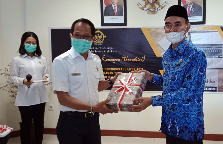 Wabup Halbar Serahkan LKPD Tahun 2020 di Kantor BPK Perwakilan Malut