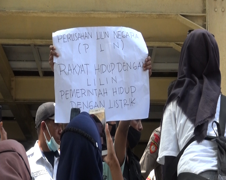 Aksi Demo Tuntut Pemecatan Kepala PLN Cabang Masohi dan Ranting Tehoru