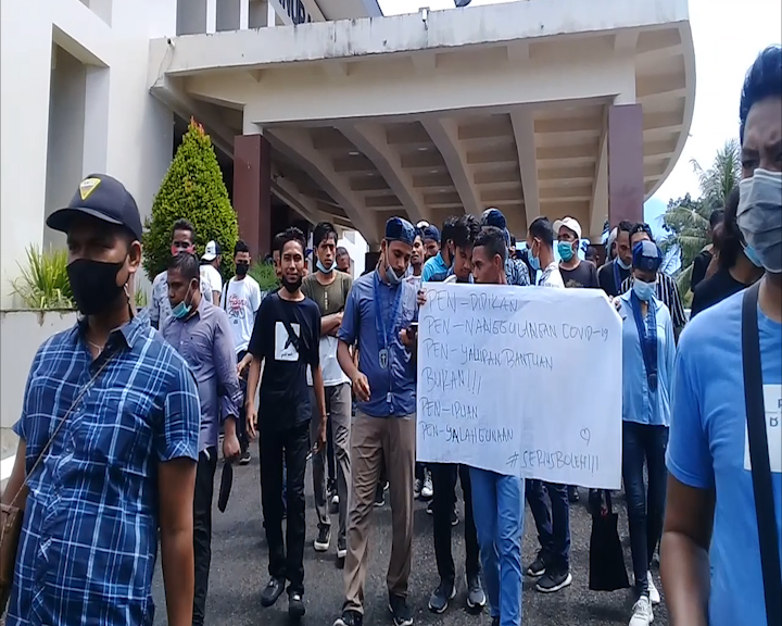 Aksi Demo di Kantor Gubernur Maluku Oleh GMKI