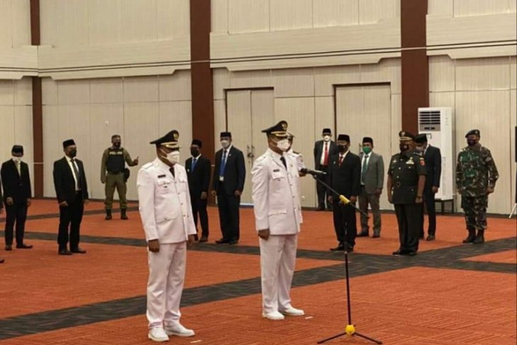 Pelantikan Bupati dan Wabup Halmahera Selatan Oleh Gubernur Malut