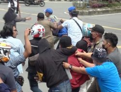 Aksi Demo di Depan Balai Kota Ambon, Sejumlah Mahasiswa Diamankan Satpol PP