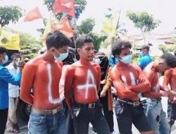 Aksi Demo Digelar PMII dan LMND di Kantor Bupati Maluku Tengah