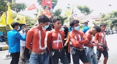 Aksi Demo Digelar PMII dan LMND di Kantor Bupati Maluku Tengah