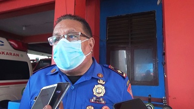Antisipasi Pohon Tumbang Damkar Ambon Lakukan Pemangkasan