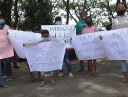 Warga Dusun Wailawa Negeri Tawiri Gelar Demo di Gedung DPRD Kota Ambon