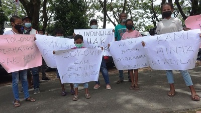 Warga Dusun Wailawa Negeri Tawiri Gelar Demo di Gedung DPRD Kota Ambon