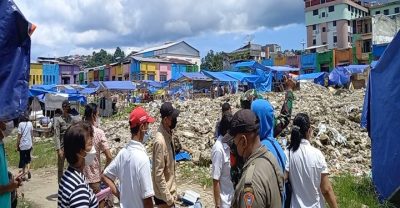 Petugas Gabungan Tertibkan Pedagang Yang Masih Berdagang di Gedung Putih Pasar Mardika