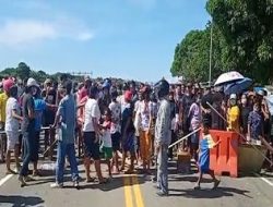 Warga Negeri Tawiri Kembali Gelar Aksi Protes Dengan Menutup Akses Jalan
