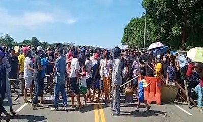Warga Negeri Tawiri Kembali Gelar Aksi Protes Dengan Menutup Akses Jalan