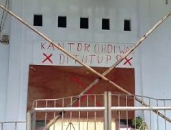 Warga Ohoi Wab Ngufar Palang Kantor Desa, Tuntut Hensie Petrus Efruan Mundur Dari Jabatan