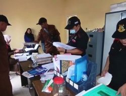 Tim Penyidik Kejari Geledah Kantor Desa Siri Sori Islam