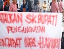 Warga Negeri Haruru Demo Tolak SK Pengakatan KPN Oleh Bupati Maluku Tengah