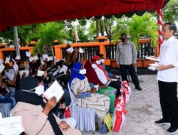 Presiden Jokowi Bagikan Bantuan Sosial di Kantor Pos Tual