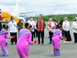 Presiden Jokowi Bersama Rombongan Tiba di Maluku Tenggara