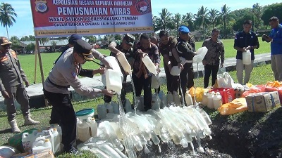 Jelang Nataru, Polres Maluku Tengah Musnahkan 4.120 Liter Miras Jenis Sopi