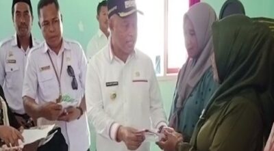 Pemkab Buru Salurkan Bantuan Sosial di Kecamatan Teluk Kaiely