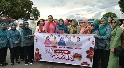 TP-PKK Maluku Tengah Bagi Takjil Gratis