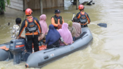 Evakuasi warga korban banjir di Aceh Barat