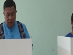 Sekretaris Kota Ambon Dan Istri Coblos Di TPS 09 Toisapu