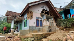 Rumah rusak akibat gempa Garut