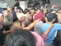 Pemprov Maluku Bongkar Pasar Apung Mardika dengan Dua Excavator