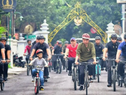 Presiden Jokowi Ajak Jan Ethes Bersepeda di Yogyakarta, Disambut Antusias Warga