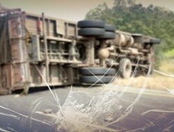 Sopir Truk Kontainer Jatuh dari Atas Tol Cibitung Diduga Mengantuk