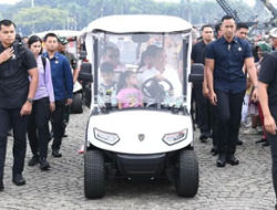 Presiden Jokowi Ajak Cucu Nikmati Pameran Alutsista HUT Ke-79 TNI di Monas