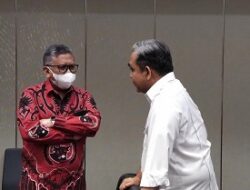 Rangkulan Akrab Sekjen PDIP dan Sekjen Gerindra
