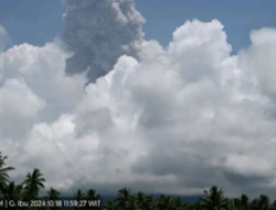 Gunung Ibu di Halmahera Barat Semburkan Abu Vulkanik Setinggi 1,5 Km