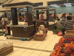 Pedagang Keluhkan Ukuran Lapak Kecil di Pasar Mardika Baru