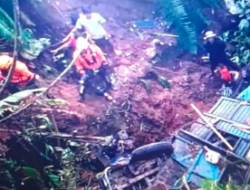 Tim Gabungan Kabupaten Pasaman Evakuasi Supir Truk yang Masuk ke Jurang