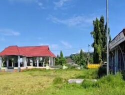 Warga Minta Pemda Benahi Lapangan Pattimura Namlea Yang Dipenuhi Rumput Liar