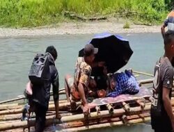 Warga Watui Terpaksa Bopong Ibu Hamil Puluhan Kilometer