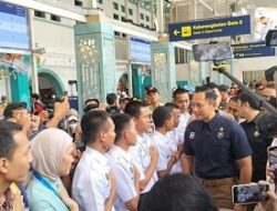 Tinjau Stasiun Pasar Senen, AHY Masuk ke Gerbong Kereta dan Sapa Pemudik