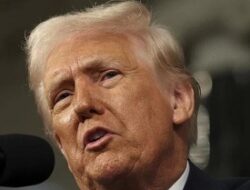 Trump Tunda Pengenaan Tarif buat Meksiko dan Kanada