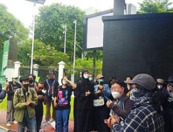 Reaksi Massa di Luar Gerbang DPR Usai RUU TNI Disahkan