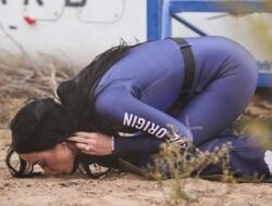 Katy Perry Langsung Sujud Usai Lihat Bumi dari Luar Angkasa