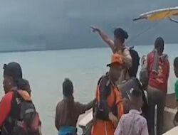 Tim SAR Evakuasi 20 Penumpang KM POB yang Nyaris Terbalik di Perairan Aru