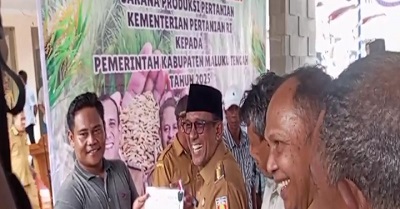 Bupati Serahkan Bantuan Pertanian