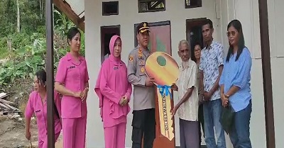 Kapolres Serahkan Bantuan Bedah Rumah