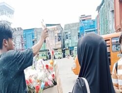 Jelang Hardiknas, Pedagang Bunga Musiman di Ambon Raup Cuan hingga Rp1,5 Juta per Hari