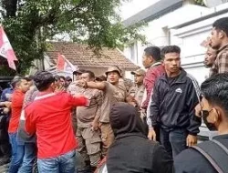 Aksi Mahasiswa di Kantor Gubernur Maluku Ricuh, Mahasiswa Diseret Satpol PP