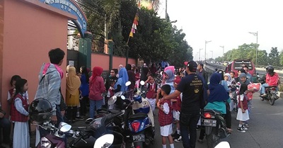 orang tua antar anak sekolah