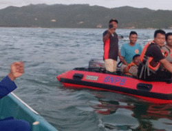 Tim Gabungan Selamatkan Tiga ABK dari Perahu Terbalik di Teluk Pacitan