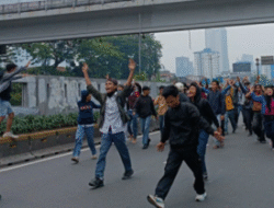 Demo di DPR/MPR Tanpa Mobil Komando, Pelajar Ikut Gabung Aksi