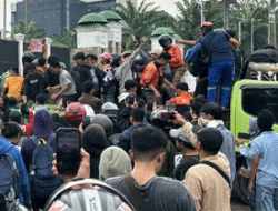 Massa Aksi Coba Jebol Gerbang DPR, TNI Hadang dengan Cara Persuasif