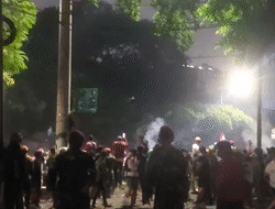 Bentrokan Kembali Pecah di Depan Mako Brimob Kwitang, Gas Air Mata Hujani Massa