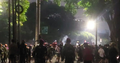 Bentrokan Kembali Pecah di Depan Mako Brimob Kwitang, Gas Air Mata Hujani Massa